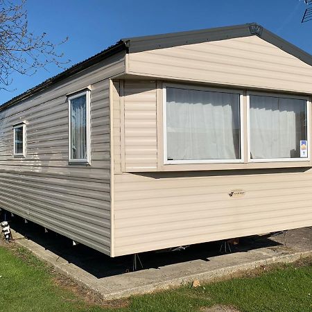 sun bed Hotel Saint Osyth Bagian luar foto