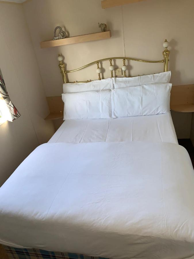 sun bed Hotel Saint Osyth Bagian luar foto